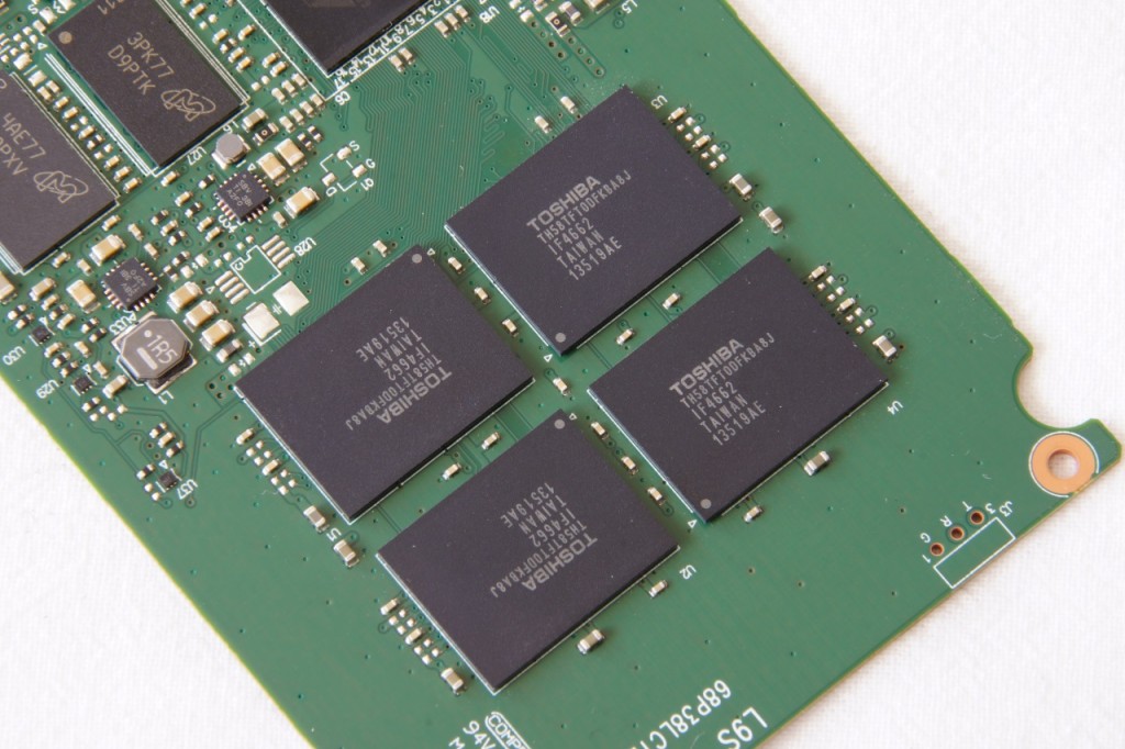 Чип памяти ssd. Чипы памяти SSD. Чип памяти Toshiba g111. Чипы памяти брендовых ссд 2,5. SSD микросхема памяти pf691-25ar 2048.